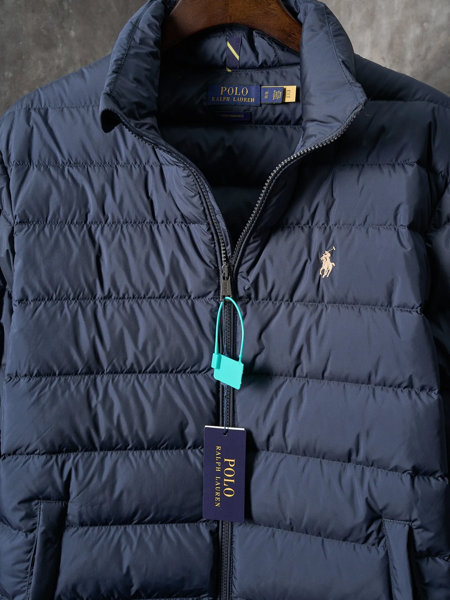P900 Actual hanging auction】Ralph Lauren/Ralph Lauren pony logo embroidered ribs lightweight down jacket [Ready stock] S M L XL high-quality filling: 90 white duck down is selected, weighing 260g, ensuring excellent thermal insulation performance. After strict screening and processing, the velvet is not easy to drill, ensuring durability. The nylon fabric has good windproof and waterproof properties, which can effectively block the intrusion of wind and rain from the outside. It keeps the interior dry and is suitable for wearing in humid or rainy environments.  The red label on the chest is made with an imported MECLO embroidery machine. The original pattern is scanned first, and then high-quality silk thread is used to make a pattern. The density effect is adjusted by continuous pattern making.  Exquisite details: the zipper design is simple and elegant, easy to operate; the closing design of the cuffs and hem effectively prevents the intrusion of cold wind, improving the warmth and comfort of wearing.  All the hangtags, wash marks, air holes, and four-button buttons are all custom-made using original one-to-one molds.